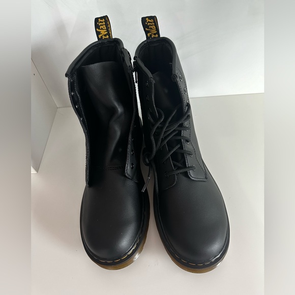 New Dr. Martens Boots Unisex M-6/L-7